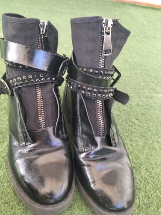 Botín charol negro hebillas talla 38