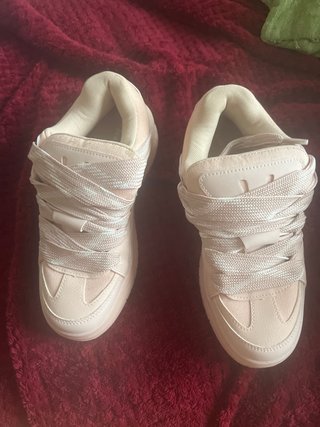 Tenis rosas con cordones grandes del Bershka