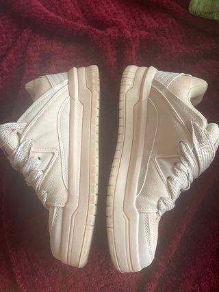 Tenis rosas con cordones grandes del Bershka