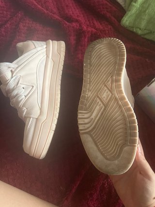 Tenis rosas con cordones grandes del Bershka