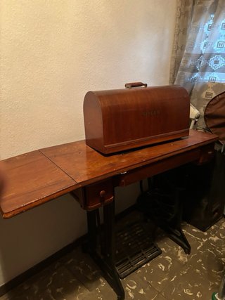 Máquina de coser Singer antigua con mueble
