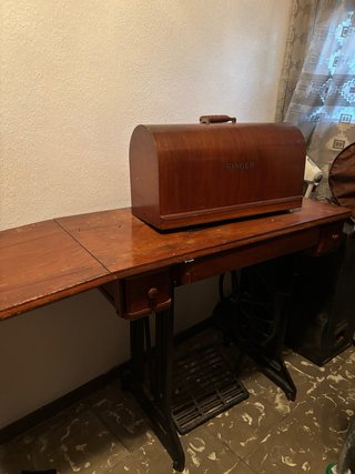 Máquina de coser Singer antigua con mueble