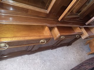 Vitrina artesanal de madera y cristal