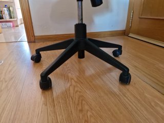 Silla de oficina gris y blanca