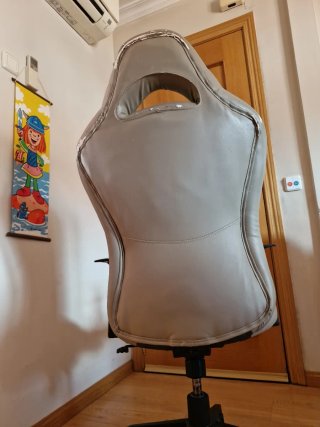 Silla de oficina gris y blanca