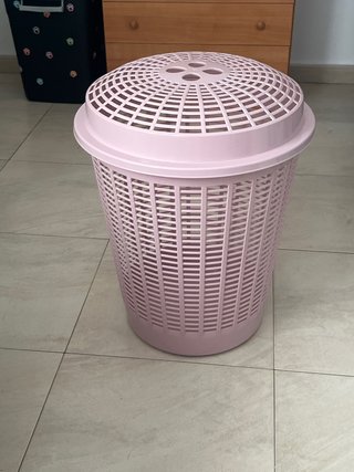 Cesto de ropa color rosa