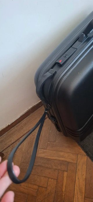 Maleta de viaje negra con ruedas