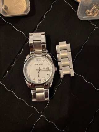 Reloj de pulsera plateado