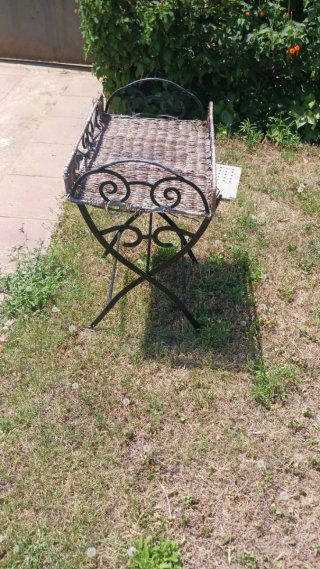 Mesa auxiliar exterior metal y mimbre