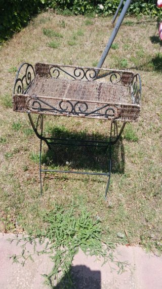 Mesa auxiliar exterior metal y mimbre