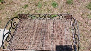 Mesa auxiliar exterior metal y mimbre