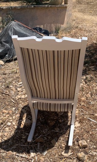 Mecedora de madera y tela beige/blanca