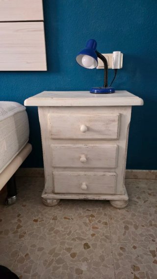 Mesilla de noche blanca con cajones