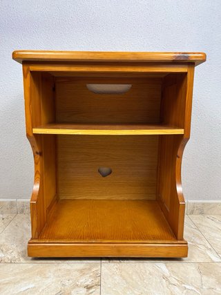 Mesa auxiliar de madera con ruedas