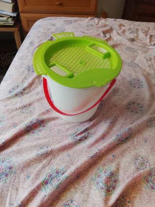 Cubo de playa con tapa verde