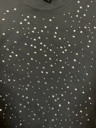 Camiseta gris con pedrería
