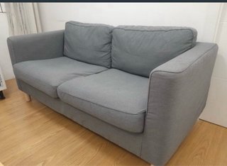 Sofá gris de tela en buen estado