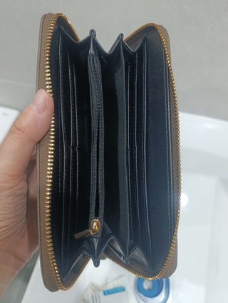 Cartera de mujer marrón y dorada