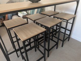 Mesa alta con 6 taburetes