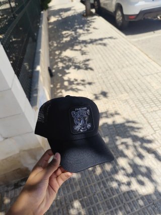 Gorra negra con parche de pantera