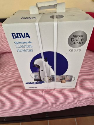 Cafetera Dolce Gusto Krups.  Incluye 6 tazas