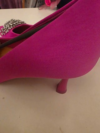 Zapatos de salón rosa con pedrería