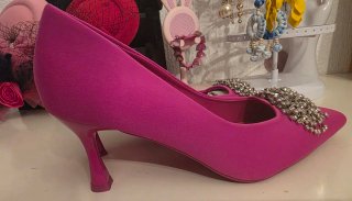 Zapatos de salón rosa con pedrería