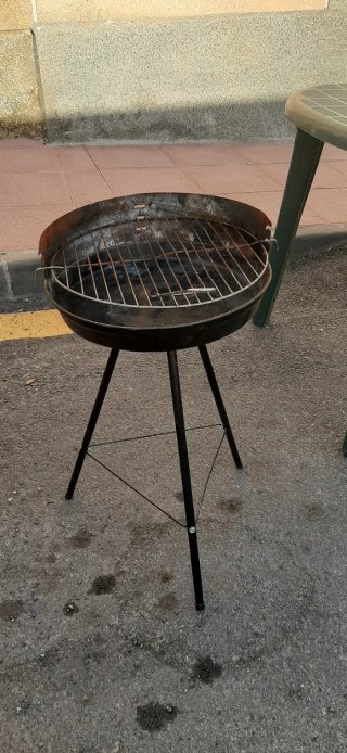 Barbacoa de leña metálica
