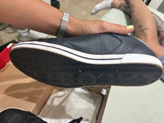 Zapatillas Lacoste Negras y Plateadas
