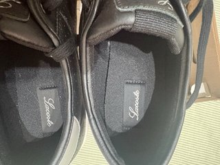 Zapatillas Lacoste Negras y Plateadas