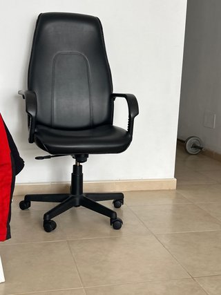 Silla de oficina de piel negra
