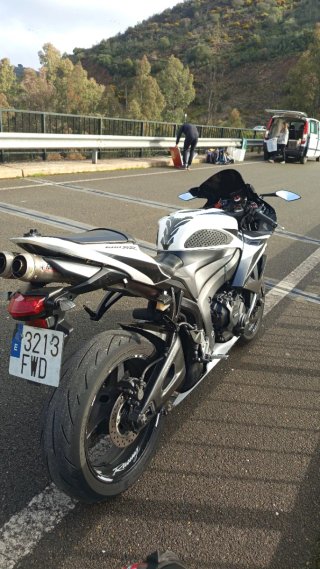 Honda CBR 600 RR Negra y Blanca