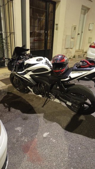 Honda CBR 600 RR Negra y Blanca