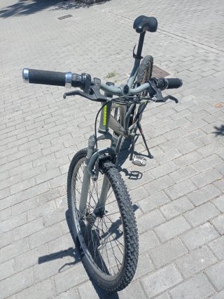 Bicicleta de paseo gris