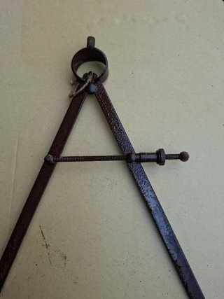 Antiguo compás de forja metálico