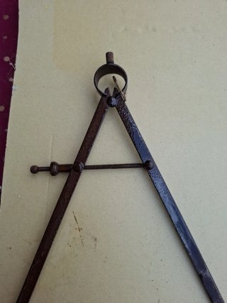 Antiguo compás de forja metálico
