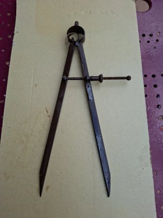 Antiguo compás de forja metálico