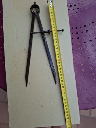 Antiguo compás de forja metálico