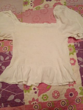 Blusa blanca con volantes y mangas abullonadas