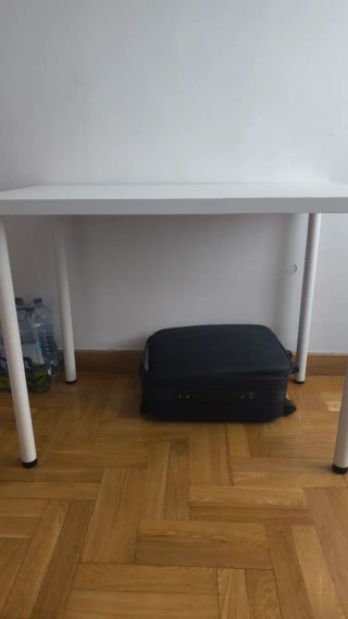 Mesa blanca desmontable.