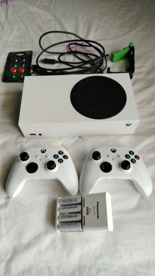 Xbox Series S 512GB + 2 Mandos + Cargador Eneloop