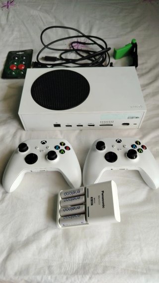 Xbox Series S 512GB + 2 Mandos + Cargador Eneloop
