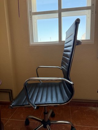 Silla de estudio de color negro.Buen estado