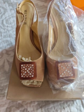 Zapatos de fiesta Menbur beige y dorados