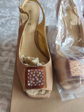 Zapatos de fiesta Menbur beige y dorados