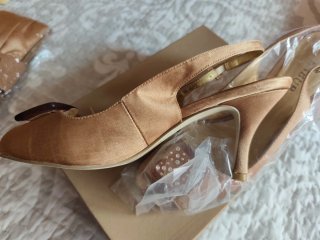 Zapatos de fiesta Menbur beige y dorados