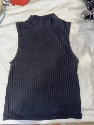Top negro de cuello alto sin mangas