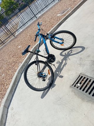 Bicicleta BTWIN azul ruedas de 24 pulgadas