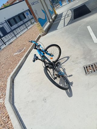 Bicicleta BTWIN azul ruedas de 24 pulgadas