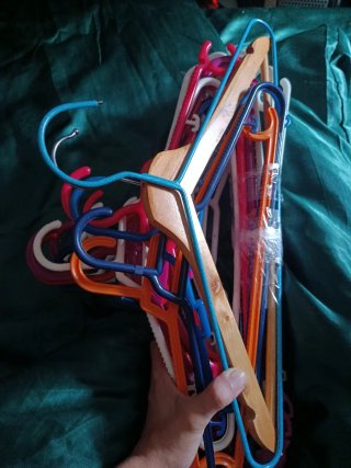 17 perchas plástico, 1 madera, 1 metal